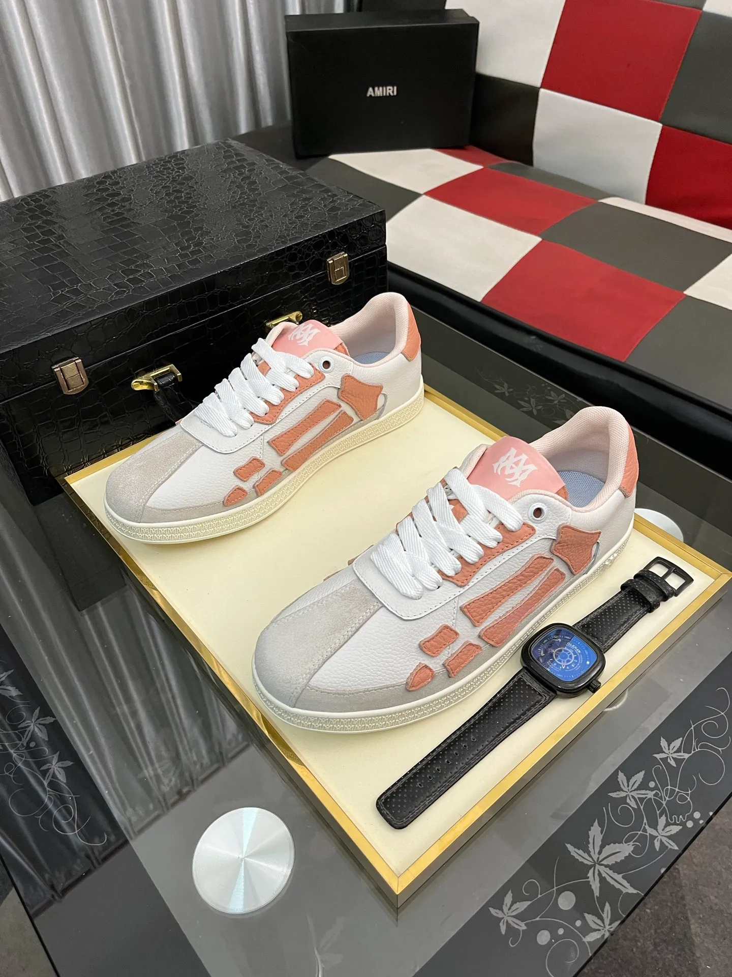 Men's shoes 💰420⌚️⌚️《AMIR*》New men's low-top casual sports sneakers bone shoes, another pair of irresistible bone shoes. Bone shoes are one of AMIRI's most popular items. They use first-layer cowhide uppers. The side bones are made of two cowhide laminations. They have a three-dimensional feel. The leather incisions are all oil-edged. Contrasting color design. Simple style. Fashionable sports. Customized metal LOGO nameplate to embellish shoelaces. Exclusive control of top version. Supports comparison. Breathable mesh lining Original rubber outsole A must-have item for daily leisure Suitable for various occasions Check it out if you pursue high quality Super cool uppers Size: 38-443️⃣ Colors available